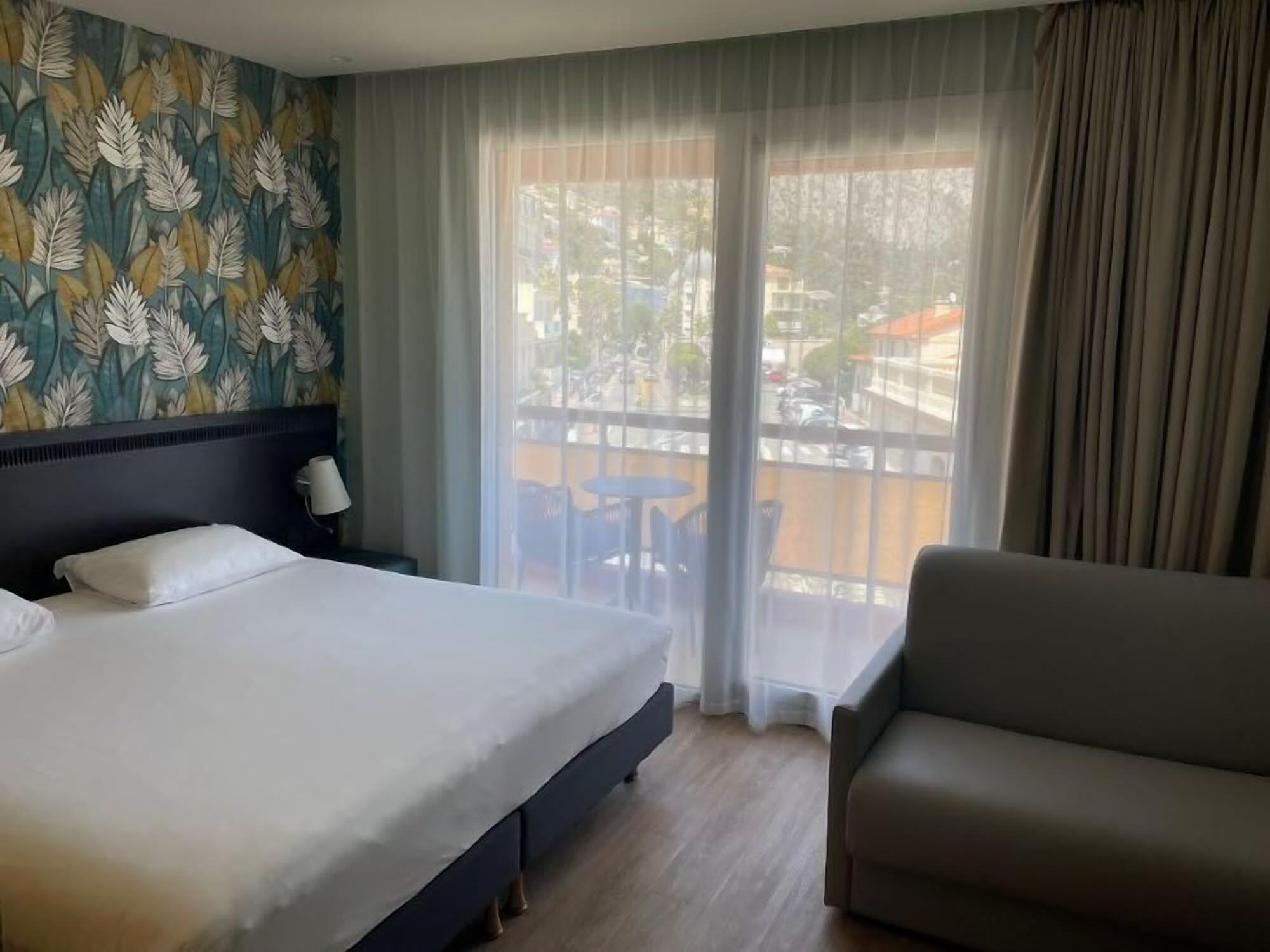 ไอบิส สไตล์ โบลิเยอ-ซูร์-แมร์ Hotel ภายนอก รูปภาพ